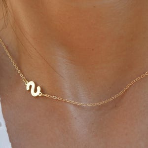 Colar banhado a ouro - Letra do alfabeto - Personalizável - Letra à sua escolha - Minimalista - Fino - Para usar todos os dias - Presente personalizado