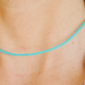 Collier choker Fin Ras de cou Perles Turquoise Bleu Collier court pierres Turquoise Coloré Bijoux été Minimaliste Chocker image 4