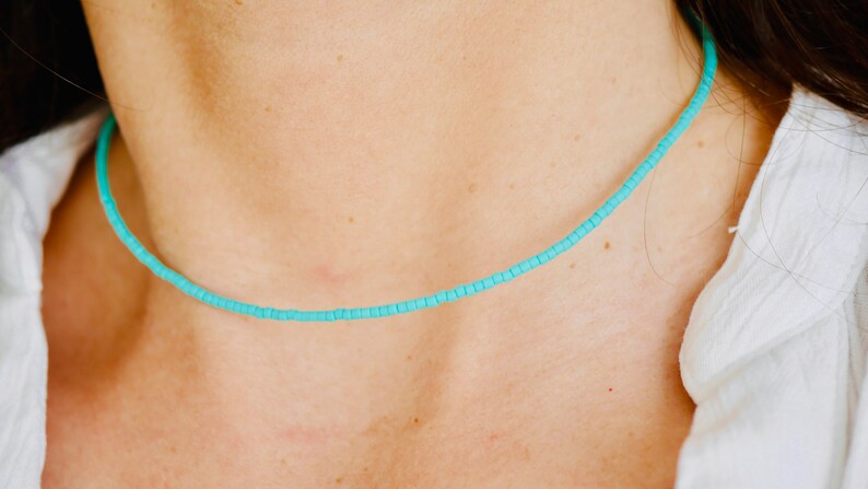 Collier choker Fin Ras de cou Perles Turquoise Bleu Collier court pierres Turquoise Coloré Bijoux été Minimaliste Chocker image 4