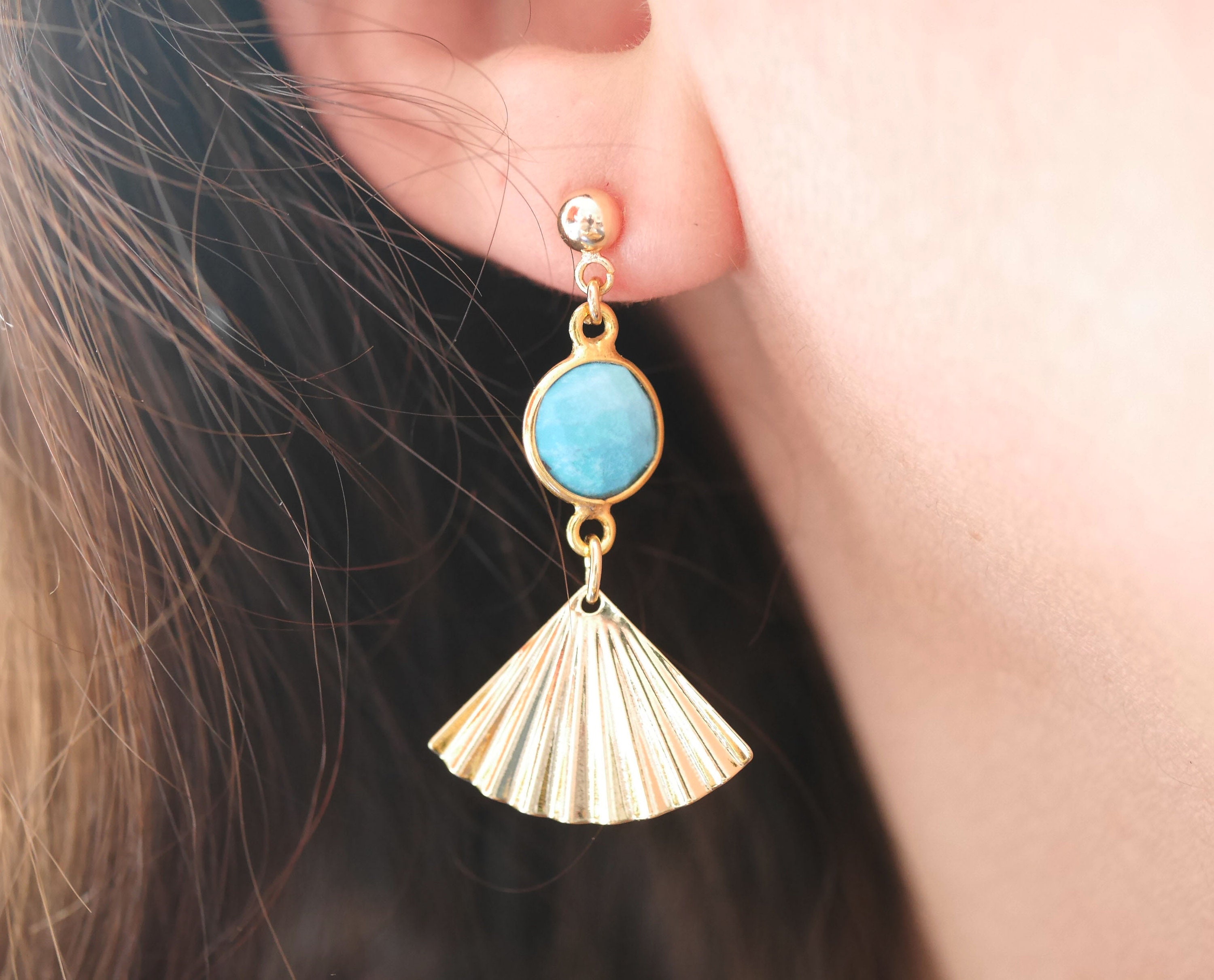 Boucles D’oreilles Pendantes Fleurs De Lotus Doré Avec Perles Bleues – Fait Main