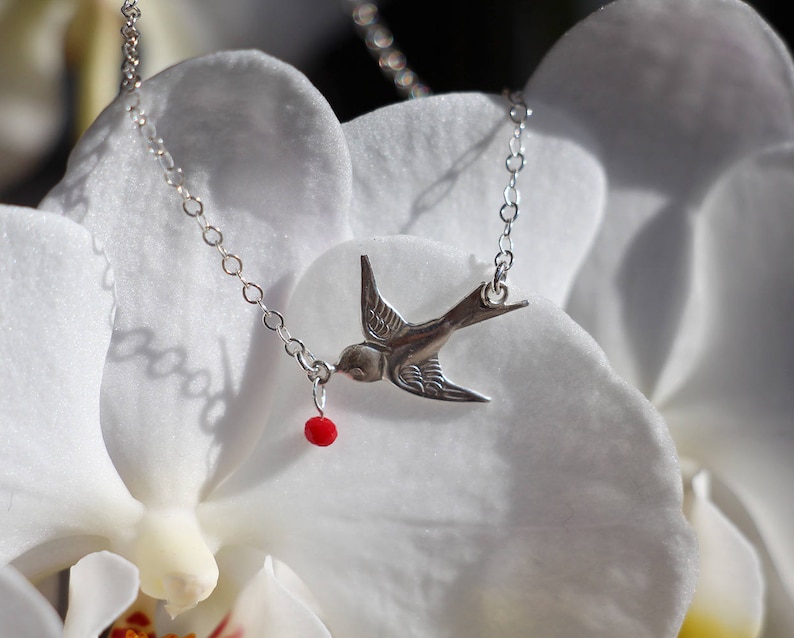 Collier oiseau hirondelle en argent massif 925 cristaux de verre rouge bijou élégant et romantique bijoux oiseau image 1
