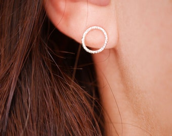 Boucles d'oreille cercles en argent massif 925 - boucles d'oreille rondes - bijoux minimaliste - puces d'oreille cercle - minimaliste