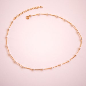 Collier choker ras du cou Perles d'eau douce blanche collier court ultra fin minimaliste Collier perles collier doré collier court image 4