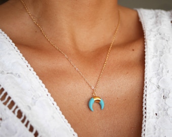 Collier femme chaîne fine plaqué or /& pendentif corne ou croissant lune sertie