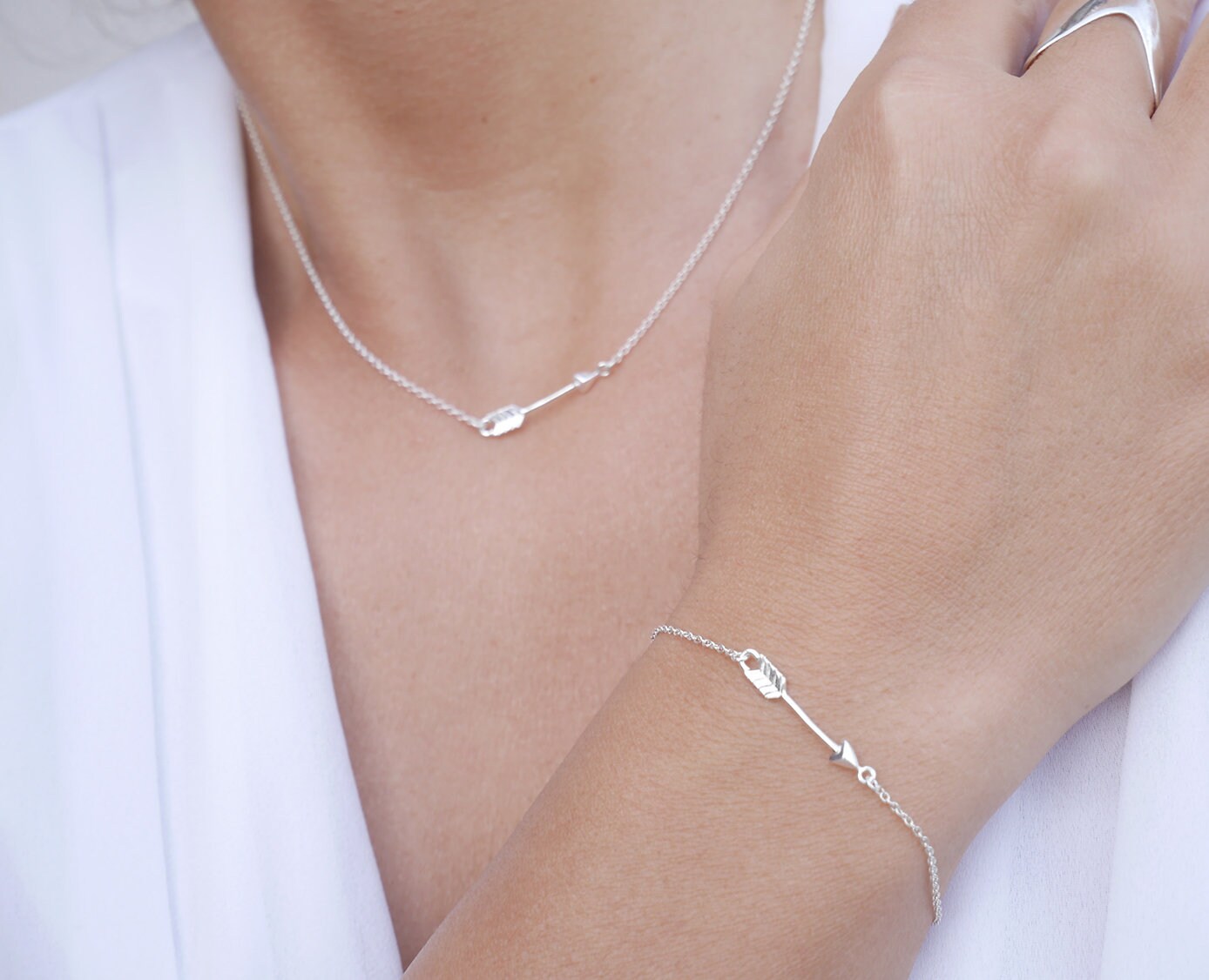 Inilbran Collana con ciondolo a freccia Boho Collana girocollo con freccia in argento Collana con ciondolo a forma di freccia vintage Girocollo Collana con gioielli minimal per donne e ragazze
