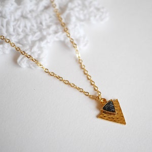 Vergoldete Halskette - Dreieckskette - Schwarz und Gold - dünne Goldkette - geometrische Halskette - schwarzer Stein