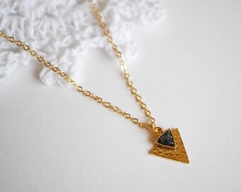 Vergoldete Halskette - Dreieckskette - Schwarz und Gold - dünne Goldkette - geometrische Halskette - schwarzer Stein