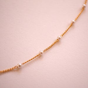 Collier choker ras du cou Perles d'eau douce blanche collier court ultra fin minimaliste Collier perles collier doré collier court image 5