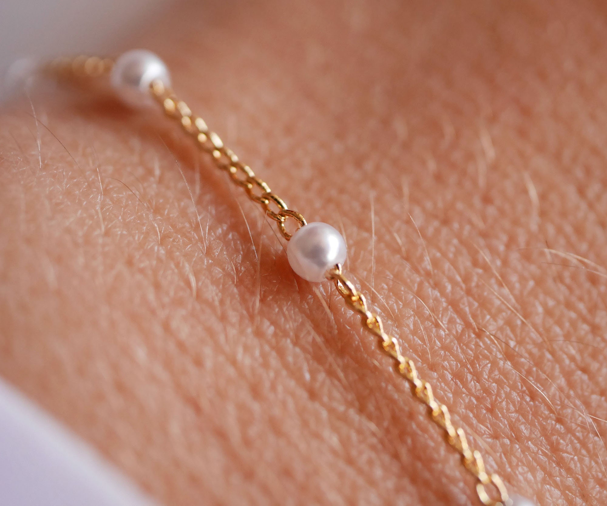 Bracelet Raffiné Perles De Culture Blanches Plaqué Or Jaune - Marque Rose-Mimosa, Neuf Avec étiquettes