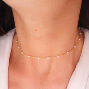 Collier choker ras du cou Perles d'eau douce blanche collier court ultra fin minimaliste Collier perles collier doré collier court image 2