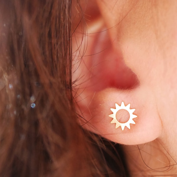 Pendientes de pulgas - pendientes de sol - joyería chapada en oro - pendientes de oro - pendiente del sol - joyas de niña pequeña