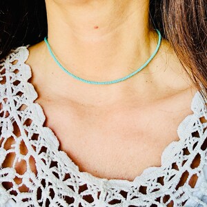 Collier choker Fin Ras de cou Perles Turquoise Bleu Collier court pierres Turquoise Coloré Bijoux été Minimaliste Chocker image 3