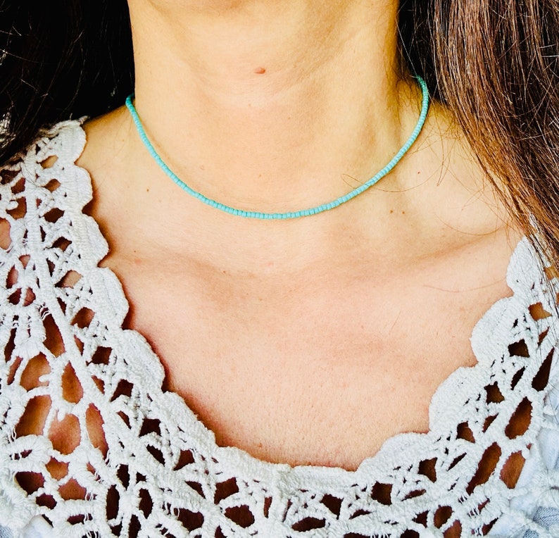 Collier choker Fin Ras de cou Perles Turquoise Bleu Collier court pierres Turquoise Coloré Bijoux été Minimaliste Chocker image 3