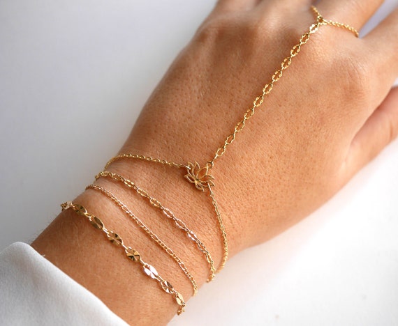 Hand jewellery shop gold