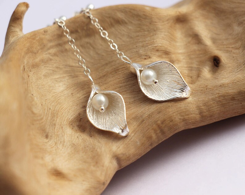 Boucles d'oreille fleur Arum en argent massif 925, perle d'eau douce blanche image 3