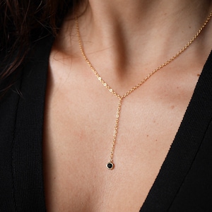 Cadeau Noël femme - Collier Y plaqué or - Collier pierre noire - Collier Lasso - Bijoux plaqué or - Collier chaine or - Noir et doré