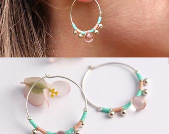 Boucles d'oreille créole en argent massif 925, perle en verre goutte rose, et perles miyuki mint et corail