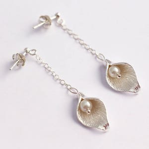 Boucles d'oreille fleur Arum en argent massif 925, perle d'eau douce blanche image 2