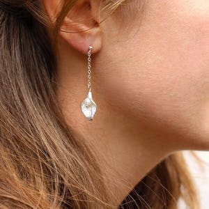 Boucles d'oreille fleur Arum en argent massif 925, perle d'eau douce blanche image 5