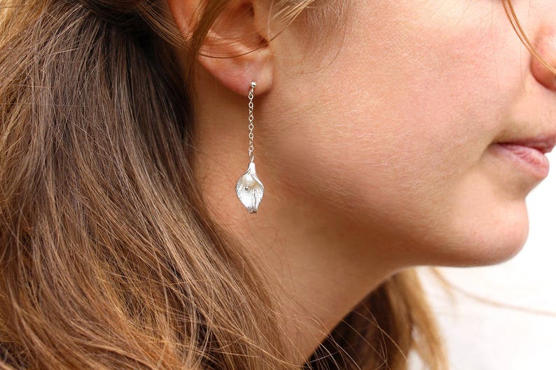 Boucles d'oreille fleur Arum en argent massif 925, perle d'eau douce blanche image 5