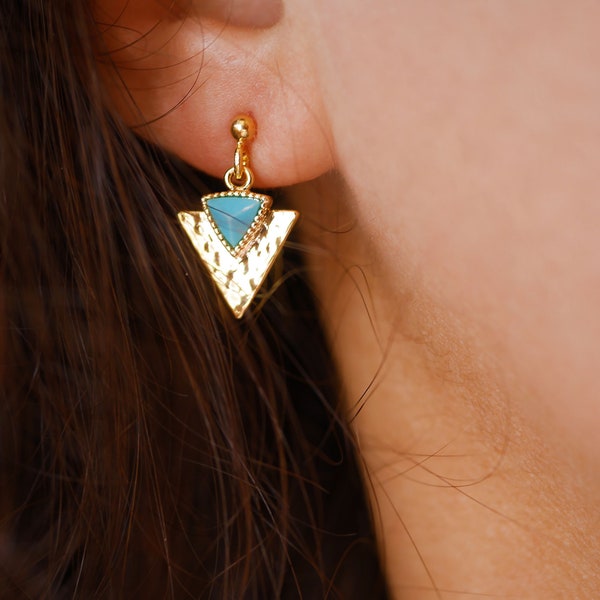 Boucles d'oreille triangle plaqué or - Pierre Turquoise -  métal martelé - boucles d'oreille or martelé - bijoux géométrique - bijoux doré