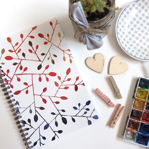 Quaderno ad anelli con disegno esclusivo sulla copertina, foglie colorate su fondo bianco, acquarello su carta