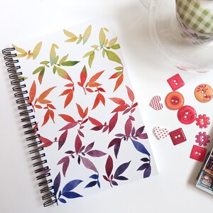 Quaderno ad anelli con disegno esclusivo sulla copertina, fiori colorati  su fondo bianco, acquarello su carta