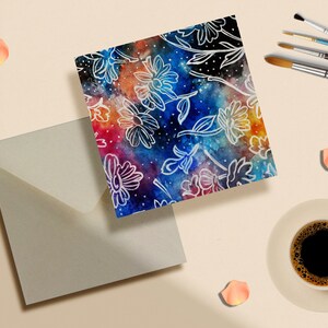Biglietto d' auguri con fiori bianchi moderno su sfondo multicolor, acquarello