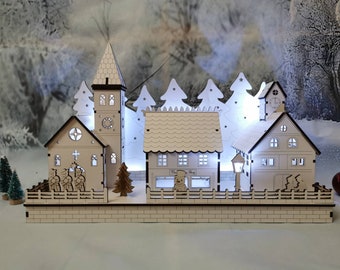 Weihnachtsdorf Beleuchten Sie Holzdekoration im weißen Holz mit LED-Lichtern, die Irland hergestellt werden