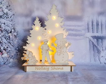 Weihnachtslicht Up Holzszene Junge & Schneemann mit Bäumen Winter Holzdekoration