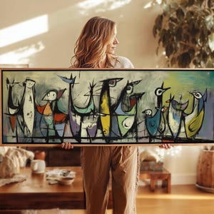Puede incluir: Una pieza de arte mural enmarcada, larga y rectangular, que presenta una ilustración abstracta y estilizada de varias figuras con forma de ave. La obra utiliza una paleta de azules, amarillos, naranjas y negros con contornos oscuros.