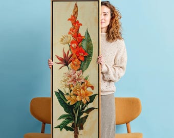 Könnte beinhalten: Ein hohes, rechteckiges gerahmtes Wandbild mit einer vertikalen botanischen Illustration von leuchtend orangefarbenen und gelben Gladiolen mit grünen Blättern auf cremefarbenem Hintergrund, eingefasst in einen dünnen, dunkel getönten Holzrahmen.