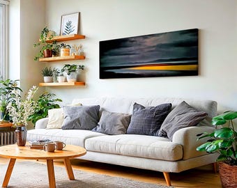 Sfeervolle kustwanddecoratie, lang horizontaal canvas met donkere stormlucht, groot ingelijst zeegezicht boven de bank, dramatisch panoramisch landschap als decoratie