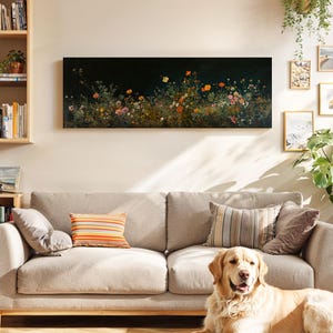 Campo de flores silvestres à noite: Quadro panorâmico com paisagem melancólica para decoração de parede acima da cama.