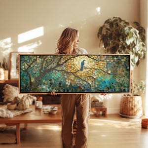 Puede incluir: Una pieza de arte mural de mosaico rectangular que presenta un pájaro oscuro posado en una rama de árbol contra un fondo de rayos de sol. La obra está compuesta por numerosas baldosas cuadradas pequeñas en tonos azul, verde, amarillo y oro.