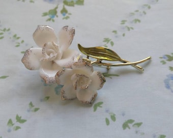1960s white glass flower brooch