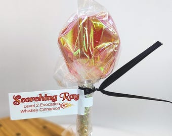 Sengender Strahl - Feuerball Whisky Zauber Lollipop | Spicy DnD Süßigkeit | Zimtwärme | Handgemachter natürlicher Isomalt Fantasy Leckerbissen