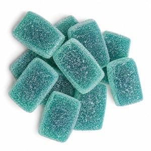 Puede incluir: Un montón de caramelos de goma rectangulares de un color verde azulado vibrante. Cada pieza tiene una superficie texturizada recubierta de azúcar que le da un aspecto brillante. Los caramelos están dispuestos en un grupo suelto y uniforme.