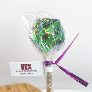Hex – Black Cherry Spell-lolly | Donker fantasie snoep | DnD-traktatie | Natuurlijke smaak | Handgemaakt | Isomalt | Cadeau in kleine batch