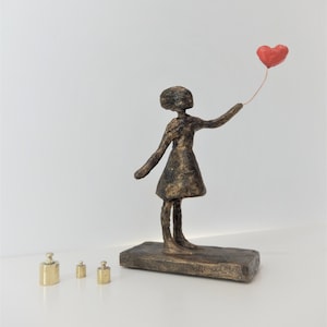 Gatukonstskulptur - Flicka med ballong efter Banksy - en smal staty i Giacomettis stil bild 1