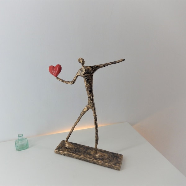 Sculpture - Lanceur d'amour d'après Bansky - statue filliforme dans le style de Giacometti