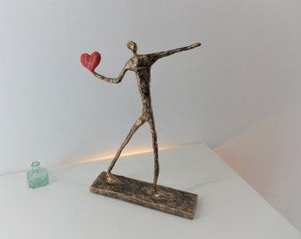 Skulptur - Kärlekskastare efter Banksy - en smal staty i Giacomettis stil