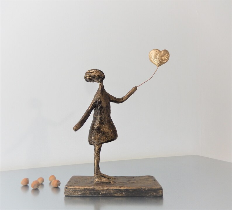 Gatukonstskulptur - Flicka med ballong efter Banksy - en smal staty i Giacomettis stil bild 3