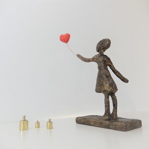 Gatukonstskulptur - Flicka med ballong efter Banksy - en smal staty i Giacomettis stil bild 2