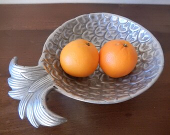 Corbeille à fruit Vintage en fonte d'aluminium Aluminium cast fruit bowl vintage