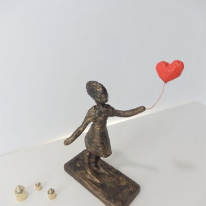 Gatukonstskulptur - Flicka med ballong efter Banksy - en smal staty i Giacomettis stil bild 7