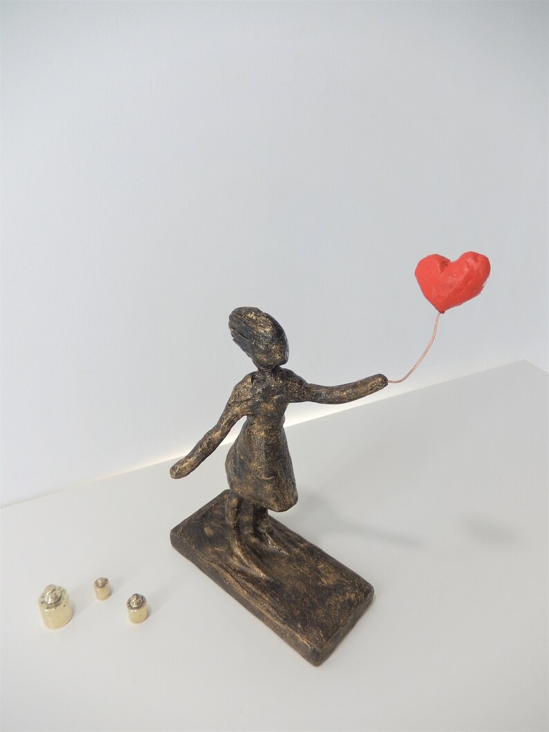 Gatukonstskulptur - Flicka med ballong efter Banksy - en smal staty i Giacomettis stil bild 7