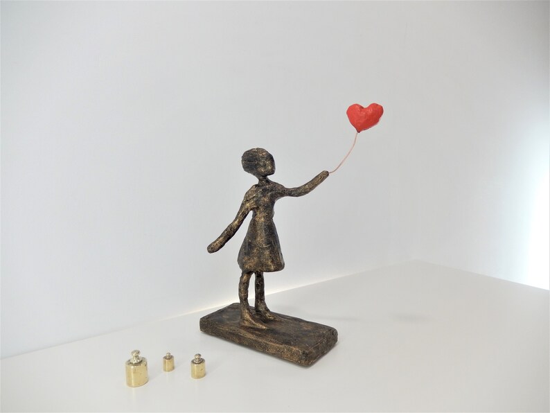 Gatukonstskulptur - Flicka med ballong efter Banksy - en smal staty i Giacomettis stil bild 4