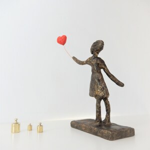Gatukonstskulptur - Flicka med ballong efter Banksy - en smal staty i Giacomettis stil bild 5