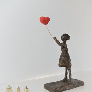 Gatukonstskulptur - Flicka med ballong efter Banksy - en smal staty i Giacomettis stil bild 6